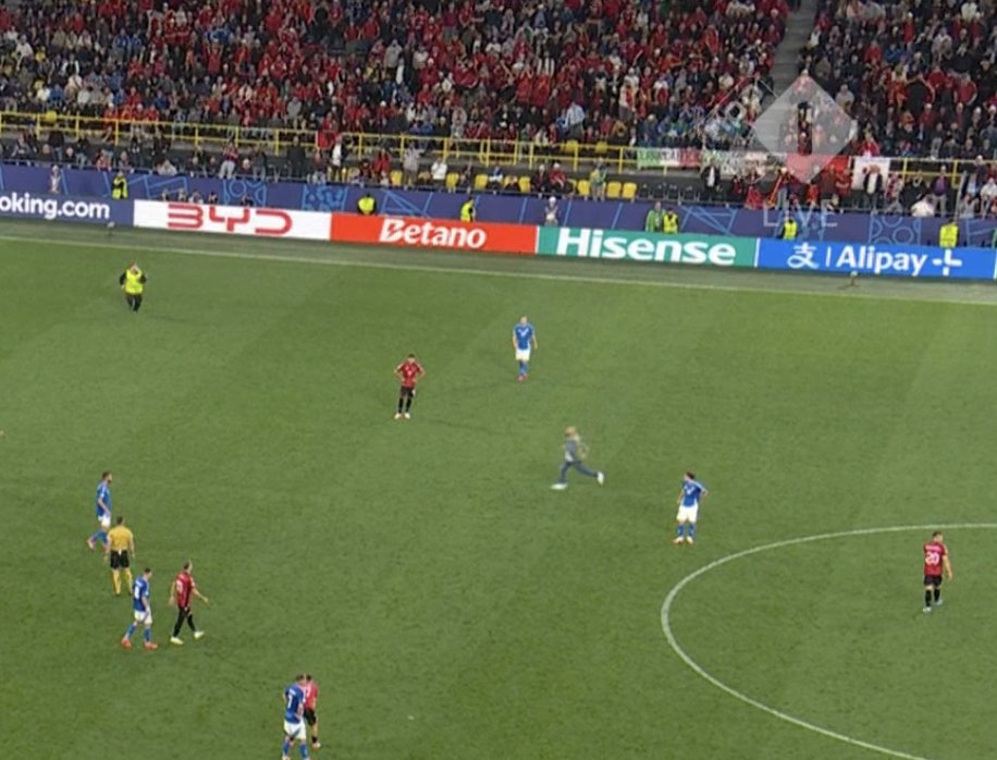 意大利vs阿尔巴尼亚有球迷冲进球场，比赛中断了一段时间