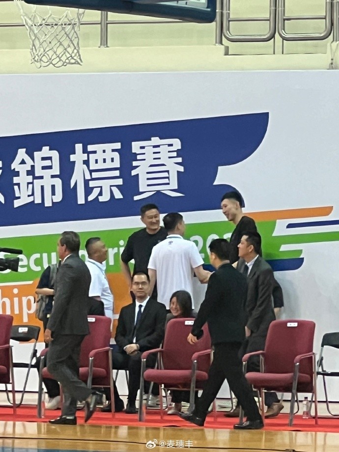 周琦和杜锋同在中国澳门 观看世界中学生篮球锦标赛